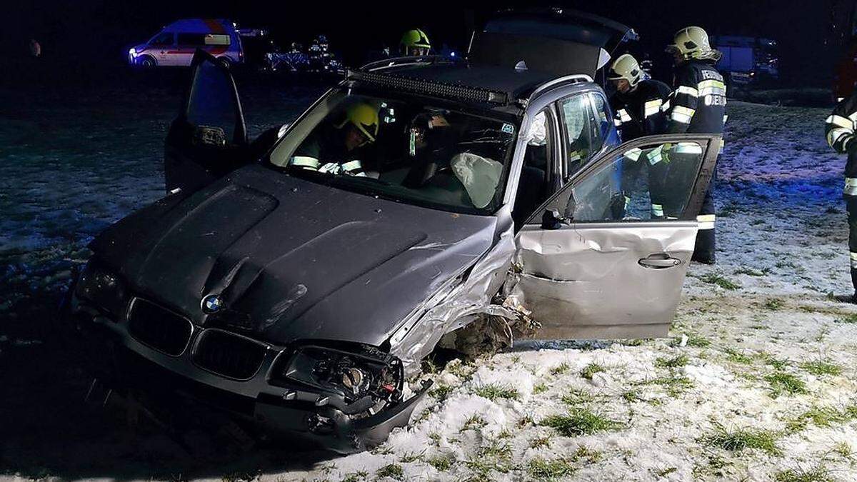 Eines der beiden Unfallautos landete auf einer Wiese