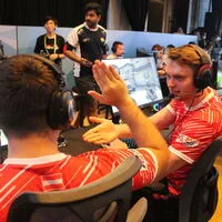 Georg Bauer (li.) fuhr mit dem österreichischen Nationalteam 2022 zum E-Sports Championship in Bali.