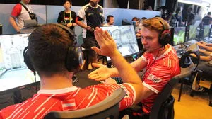 Georg Bauer (li.) fuhr mit dem österreichischen Nationalteam 2022 zum E-Sports Championship in Bali.