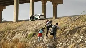 Mex:: Migrants Crossing Rio Bravo From Mexico To USA Migrants cross Rio Bravo from Mexico to the US on May 21, 2021 in Ciudad Juarez Mexico.According to unofficial estimates approximately 200,000 migrants have crossed into the United States along the southern border since February 2021. Ciudad Juarez Chihuahua Mexico lamparski-mexmigra210521_np9jx PUBLICATIONxNOTxINxFRA Copyright: xJohnxLamparskix
