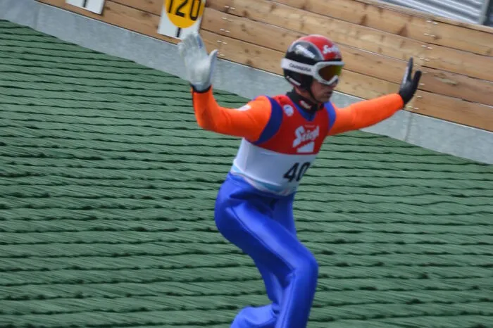 Manuel Fettner und Jacqueline Seifriedsberger holten sich die Staatsmeistertitel im Skispringen auf der Normalschanze. Bei den Herren wurde Stefan Kraft Zweiter und Andreas Kofler Dritter.