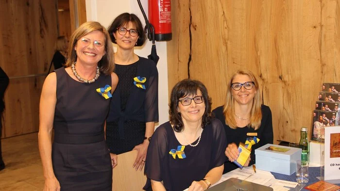Die charmanten Damen des Soroptimist Club begrüßten die vielen Gäste am Eingang.