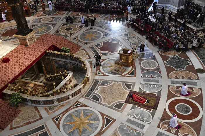 Zahlreiche Kardinäle und Bischöfe sowie beim Heiligen Stuhl akkreditierte Diplomaten nahmen an der Zeremonie teil. Im Gedenken an den Tod Jesu feiert die katholische Kirche am Karfreitag und Karsamstag keine Messe.