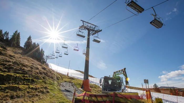 Auf der eigentlich noch grünen Piste wurde im Pinzgau konservierter Schnee vom vergangenen Winter bandförmig aufgetragen.