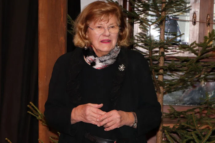Die Schlossherrin Elisabeth Sickl bei der Begrüßung. 
