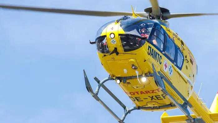Das Bild zeigt einen Rettungshubschrauber