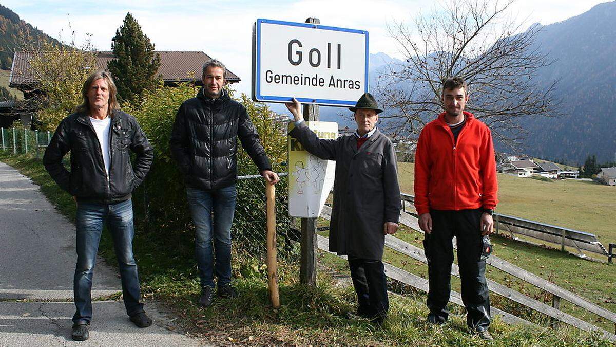 Toni Außerlechner (ganz links) und Mitstreiter fühlen sich vom Bürgermeister völlig übergangen 	