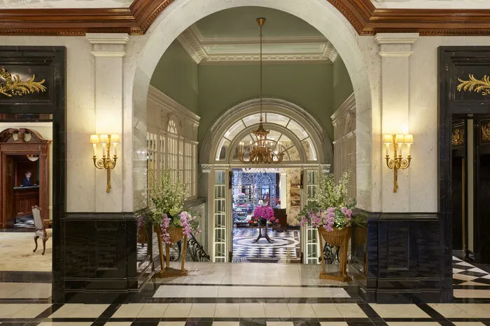 The Savoy, London. Das Savoy war und ist eine der besten Adressen in der englischen Hauptstadt. Das Haus mit Blick auf die Themse gilt als Englands erstes Luxushotel und begeistert seit jeher auch die Schönen und Reichen. Der Künstler Claude Monet entdeckte aufgrund der Empfehlungdes Künstler James Whistler die malerische Aussicht des Hotels The Savoy auch schnell für sich. Vor allem die morgendlichen Nebelschwaden hatten es dem französischenImpressionisten angetan.