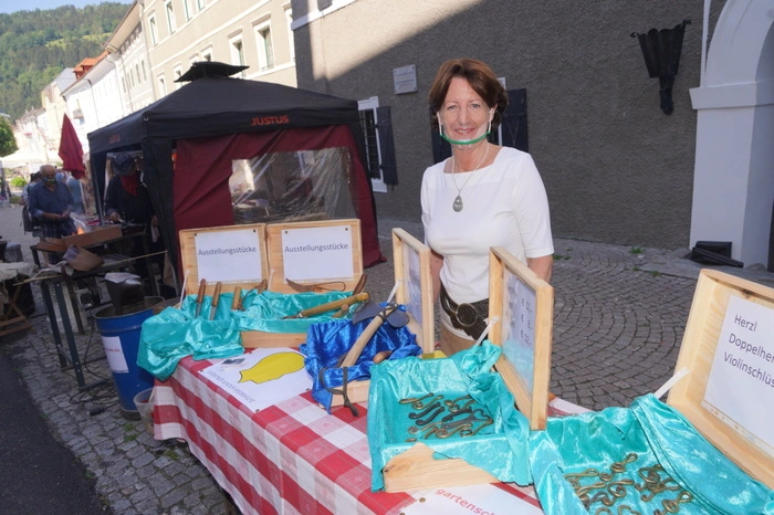 Adelheid Kohlmayer verkauft schmiedeeiserne Glücksbringer für die Kärntner-Kinderkrebshilfe