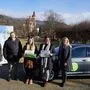 Fritz Pötz (Obmann Carsharing Pöllauer Tal), Bürgermeister Johann Schirnhofer, Gewinnerinnen Daniela Ehrenreich und Roswitha Schweighofer mit Victoria Schlagbauer (Modellregionsmanagerin)