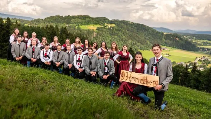 Ein Gruppenfoto einer Landjugend. Alle sind trachtig gekleidet.