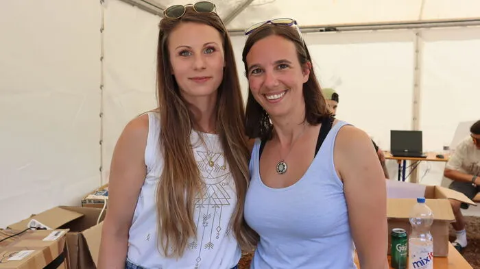 Die Mitarbeiterinnen Anna Kapp und Andrea Ferk (von links) freuen sich über das schöne Wetter und die gute Stimmung.