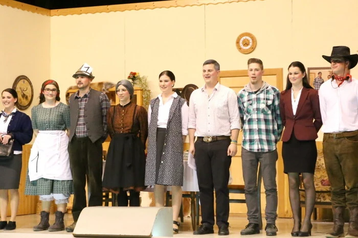 Im Dreiakter glänzten Philipp Ratheiser, Marlene Krenn, Andreas Wosatka, Jennifer Liegl, Simone Ratheiser, Matthias Heranig, Sabrina Greiler, Thomas Heranig, Martin Wosatka, Verena Ratheiser, Laura Ratheiser und Silvia Moser. 