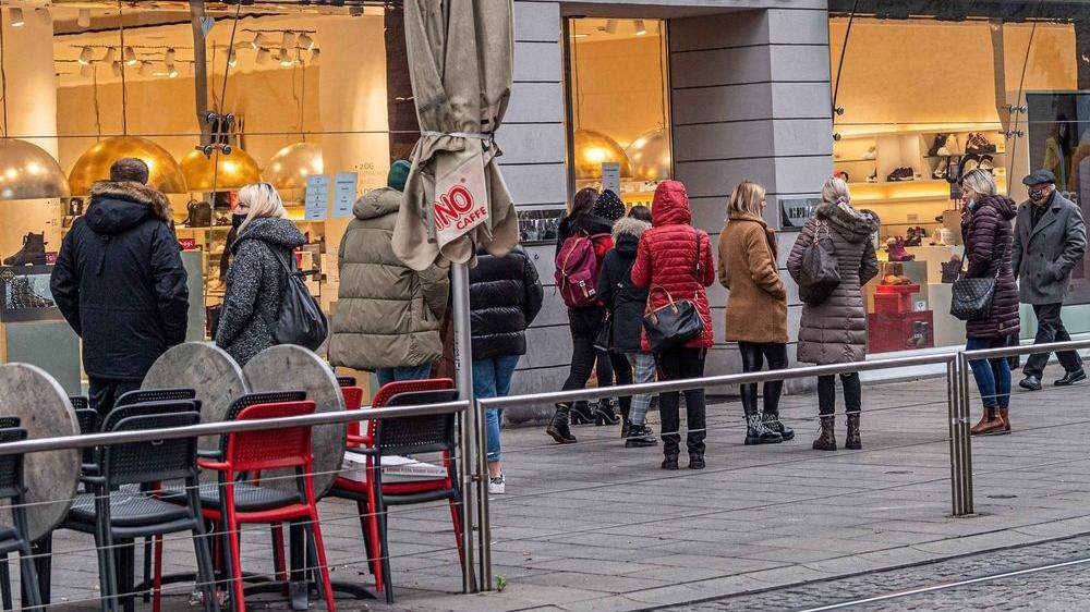 Einkaufs-Ansturm am Samstag in der Grazer Innenstadt - auch am Montag bildeten sich noch Schlangen vor einem Schuhgeschäft
