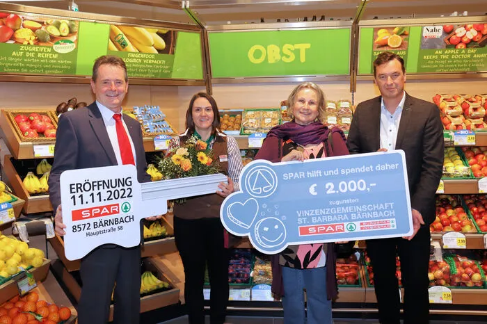 Obfrau Gabriele-Burger-Prießner nahm eine Spende für die Vinzenzgemeinschaft St. Barbara von 2000 Euro entgegen.