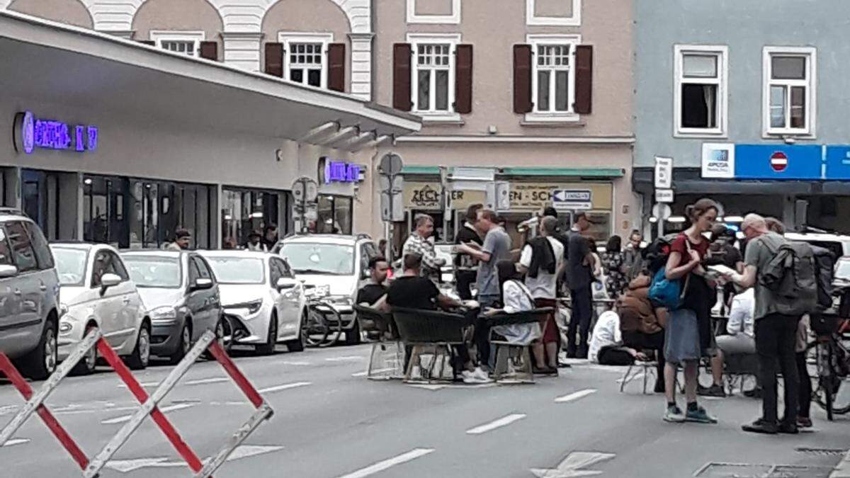 Aktivisten sperrten am Freitagabend die Luthergasse in Graz