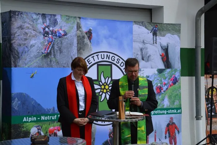 Nach dem kirchlichen Segen wurde die Eröffnung gemütlich gefeiert.