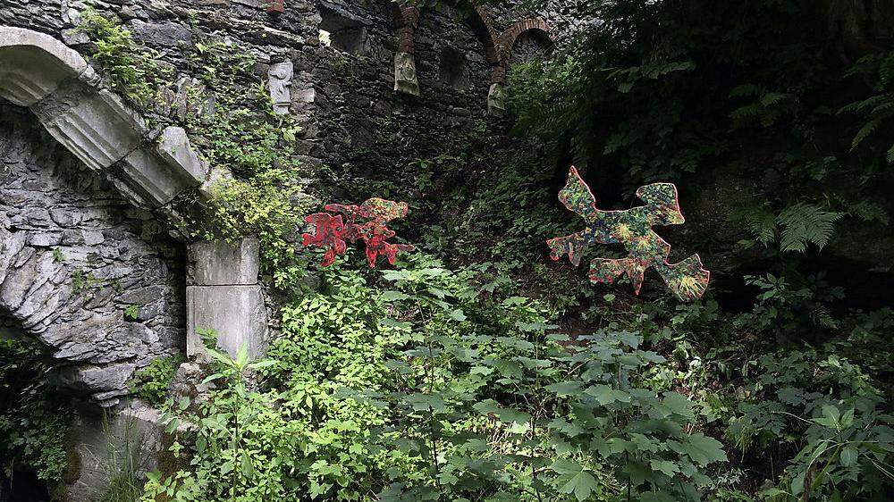 Markus Orsini-Rosenberg bespielt Garten und Schloss Damtschach mit seinen Bildobjekten