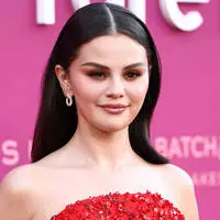Selena Gomez (34)