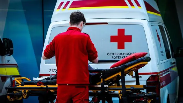 Sanitäter vor Rettungsauto (Symbolfoto)
