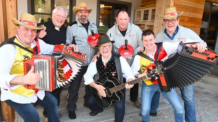 Die Organisatoren Wolfgang König und Richi di Bernardo mit Musikanten und den Siegern