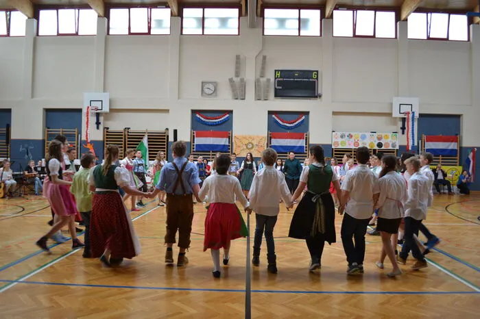 Mit einem großen Fest in der Sporthalle der Schule wurde die holländische Delegation begrüßt. Mit dabei waren alle Schüler der NMS sowie der Volksschule Ilz und zahlreiche Ehrengäste.