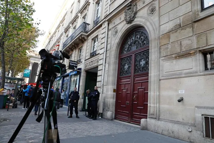 Sie hätten Kardashian "gefesselt", laut französischen Medien mit Klebebändern, und im Badezimmer eingesperrt. Die Täter konnten unerkannt fliehen. Womöglich türmten sie auf Fahrrädern - aus der Eingangshalle der Residenz wurden welche gestohlen. Kardashian blieb unverletzt.