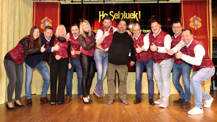 Walter „Faxe“ Stark (Bild Mitte) feierte mit der Faschingsglide seinen 50-er Geburtstag!