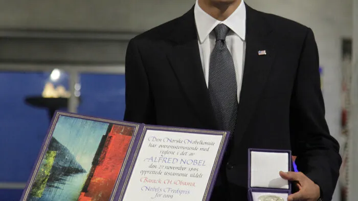Der Preis an den amtierenden US-Präsidenten ist eine der umstrittensten Entscheidungen in der Geschichte des Nobelpreises. Obama ist aber längst nicht der einzige Bewohner des Weißen Hauses, der die Auszeichnung bekommen hat. Vor ihm wurde die Ehre etwa schon Theodore Roosevelt (1906) und Woodrow Wilson (1919) zuteil.
