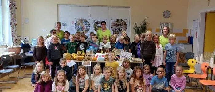 Die Bäuerinnen nahmen den Welternährungstag zum Anlass, um Kinder der Volksschule Paldau Landwirtschaft näherzubringen