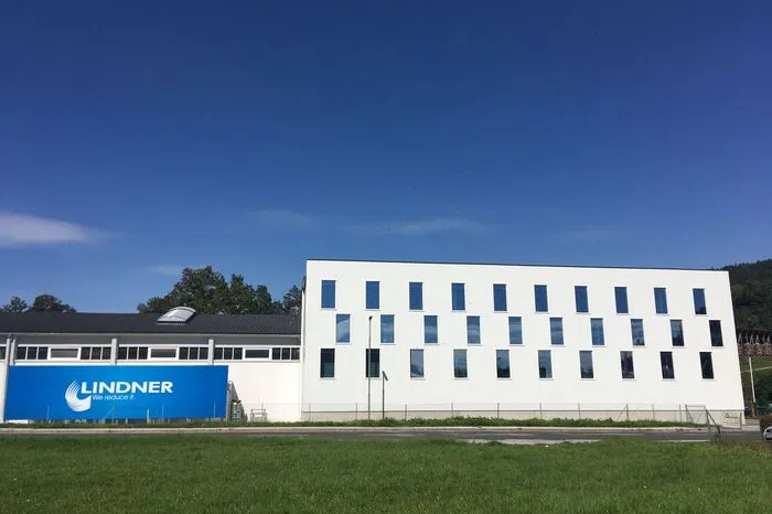 Das Familienunternehmen Lindner bietet seit Jahrzehnten innovative, stationäre und mobile Zerkleinerungslösungen. In Spittal und mit 130 Mitarbeitern in Feistritz fertigt Lindner Maschinen und Anlagenkomponenten, die in fast 100 Länder exportiert werden.