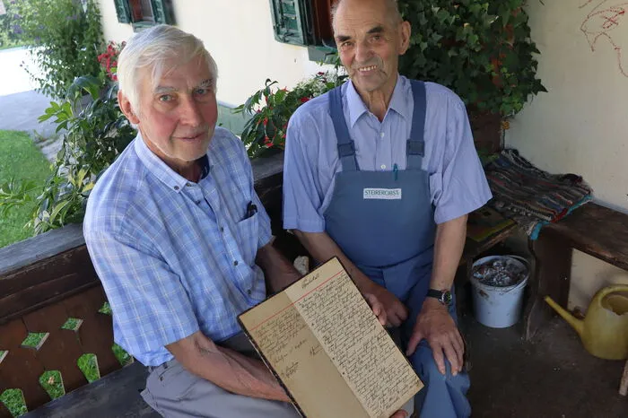 Hermann Harrer ist seit 1988 Obmann des Bienenzuchtvereins. In den Händen hält er alte Protokollmitschriften von früher.