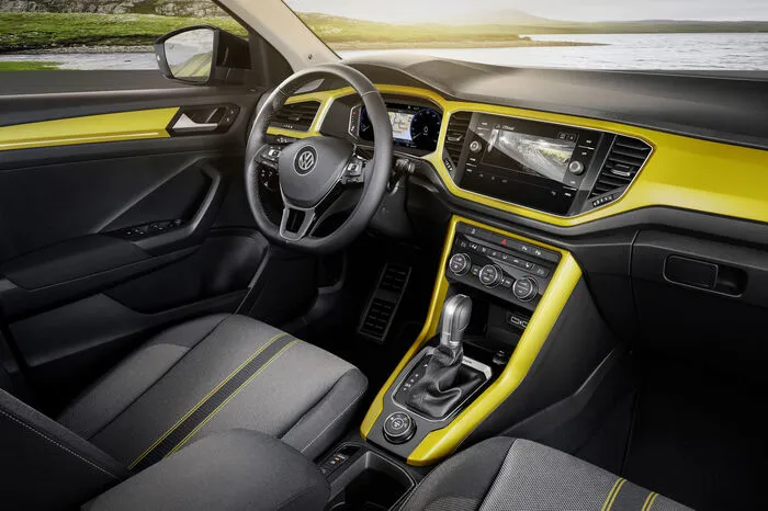 Die Cockpit ist horizontal gegliedert. Optional ersetzen volldigitale Instrumente die klassischen Rundinstrumente, die mit dem jeweiligen Infotainmentsystem im Armaturenbrett in eine von links nach rechts durchlaufende Dekorblende integriert sind.