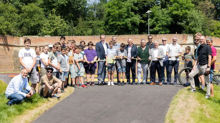 Jugendlichen der Volksschule, Mittelschule und des Borg eröffneten feierlich den neuen Pumptrack in Bad Radkersburg