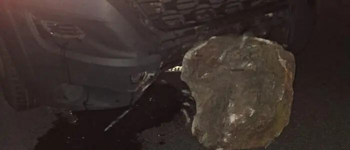 Der Stein lag auf der Fahrbahn der L602, Schönbergstraße, in Richtung Leibnitz