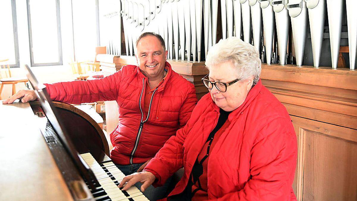 Manfred Brugger und Michaela Sereinig an der frisch restaurierten Kirchenorgel in Velden