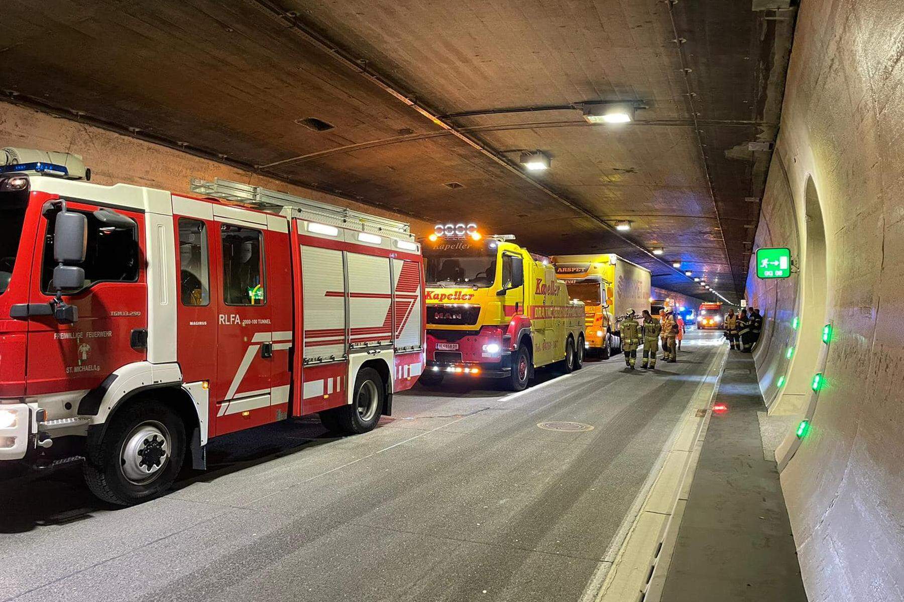 45 Helfer im Einsatz: Lkw ging im Katschbergtunnel in Flammen auf