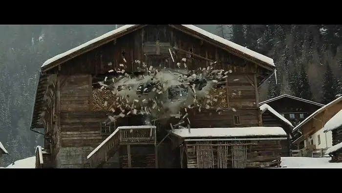 In dieser Filmszene krachte Bond durch das Bauernhaus
