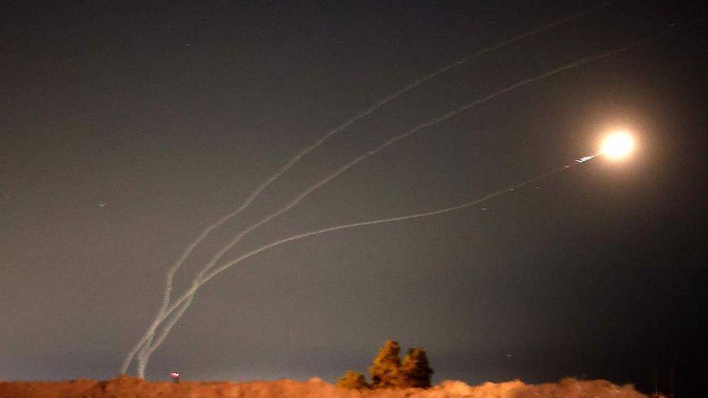 Die israelische Luftwaffe flog erneut Dutzende Angriffe auf den Gazastreifen, von wo aus die islamistischen Hamas wieder zahlreiche Raketen auf Israel abfeuerte. Berichte über Opfer gab es zunächst keine  