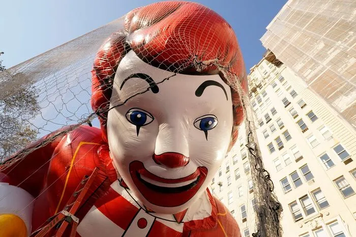Rund 6.500 Tänzer, Fahnenträger, Musiker und Verkleidete sollen teilnehmen und Festwagen und die riesigen Ballons mit sich führen. Stars wie Ziggy Marley, Joss Stone, Gloria Estefan und Jordin Sparks sind ebenfalls angekündigt.