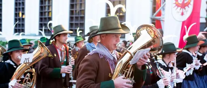 Musiker einer Trachtenkapelle beim Marschieren