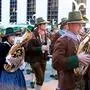 Musiker einer Trachtenkapelle beim Marschieren