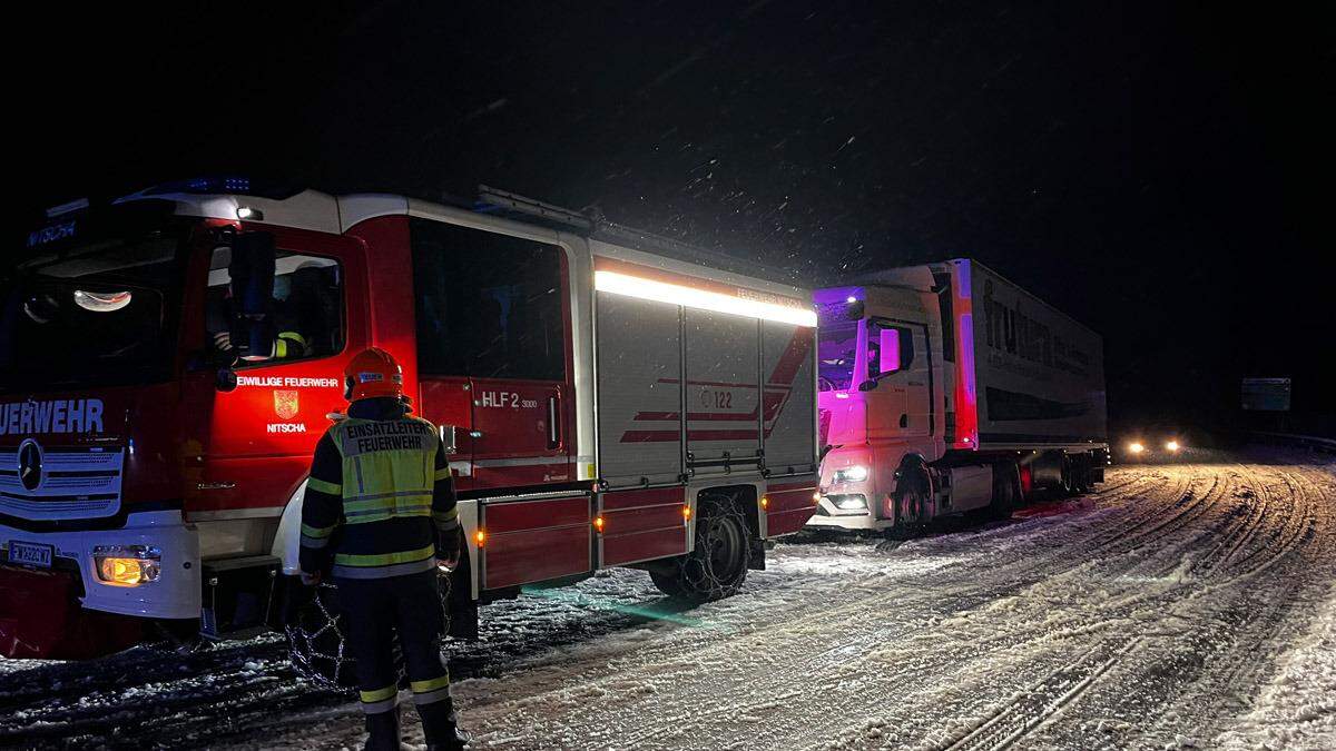 Schneeeinsatz für die Freiwillige Feuerwehr Nitscha am 22. November 2024 auf der B54 bei Gamling (Stadtgemeinde Gleisdorf)