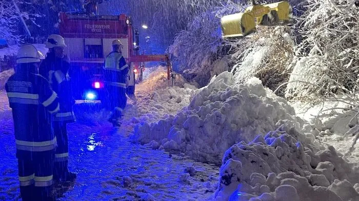 In Villach-St. Martin drohte ein Fluss über die Ufer zu treten.