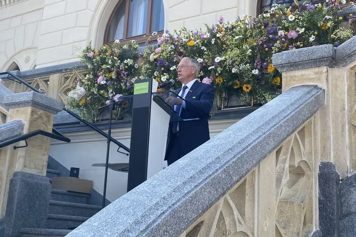 Bürgermeister Josef Ober begrüßte die zahlreichen Gäste sowie Ehrengäste und sprach über die Beweggründe das Rathaus in die Räumlichkeiten der Villa Hold zu verlegen.