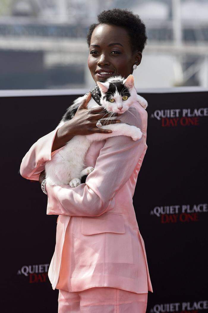 Lupita Nyongo mit Katze Schnitzel 