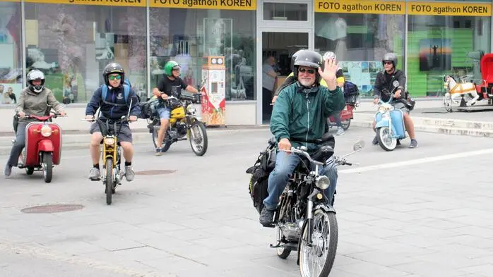 Zehn weststeirische Mopedfreunde organisierten nach der Premiere vor drei Jahren wieder eine Reise mit ihren einspurigen Fahrzeugen wie Puch DS 50, Maxi, M50 Cross oder KTM und diesmal in die italienische Hauptstadt Rom und den Vatikan. 