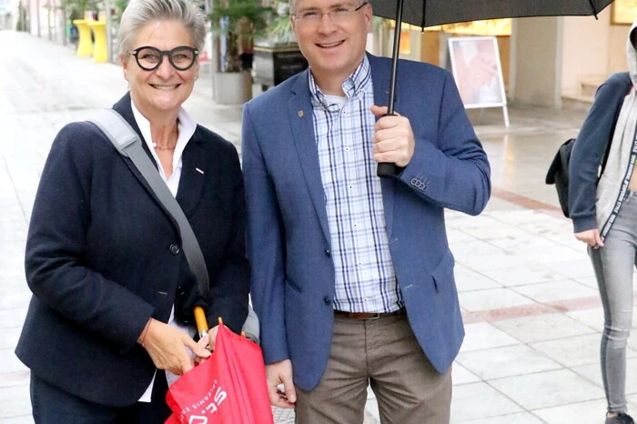 Auf Shopping-Tour gesichtet wurden am Freitagnachmittag unter anderen Bürgermeister Martin Kulmer und Vizebürgermeisterin Silvia Radaelli (Foto), Diakon Oskar Koppitsch sowie „Frau in der Wirtschaft“-Bezirksvorsitzende Nicole Mayer. 