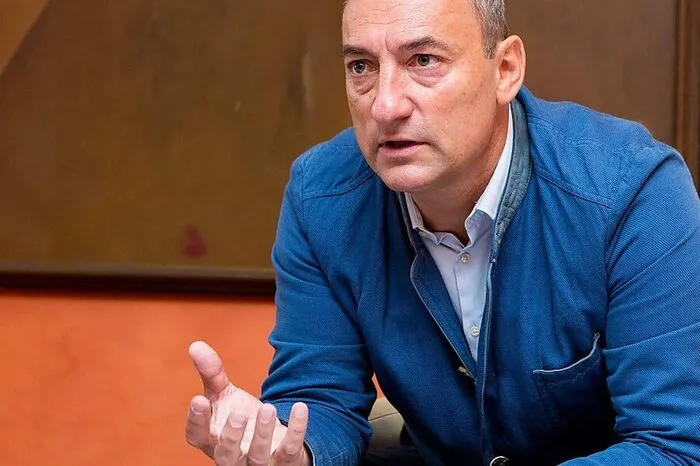 Bürgermeister-Stvellvertreter Mario Eustacchio (FPÖ) hatte gestern „terminbedingt“ keine Zeit und ließ nur sein Büro ausrichten: „Er begrüßt solche Razzien“ und das sei auch Sache der Exekutive. Die Stadt könne mangels Zuständigkeit nicht mehr machen, dafür bräuchte es eine Verfassungsänderung.