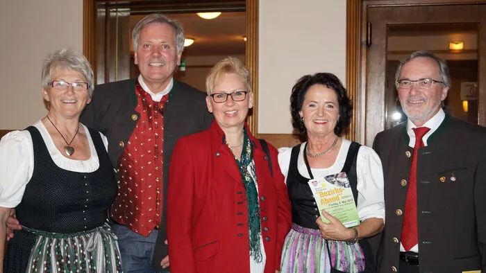 Inge Mairitsch (Bezirksobfrau der Kärntner Landsmannschaft), Gerhard Visotschnig (Bürgermeister von Neuhaus) mit Gattin Helga, Irmgard Dreier (Bezirksobfrau des Kärntner Bildungswerkes) und Moderator Raimund Grilc